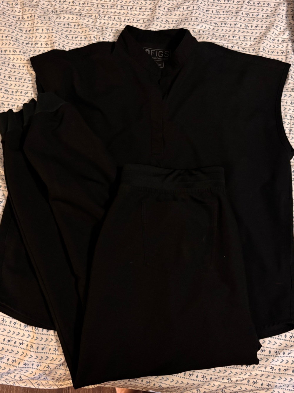 Figs Black scrub set